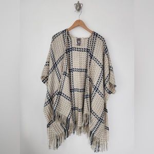 Vince Camuto Poncho One Size Blue Silver White metallic cape/oversized cardigan.